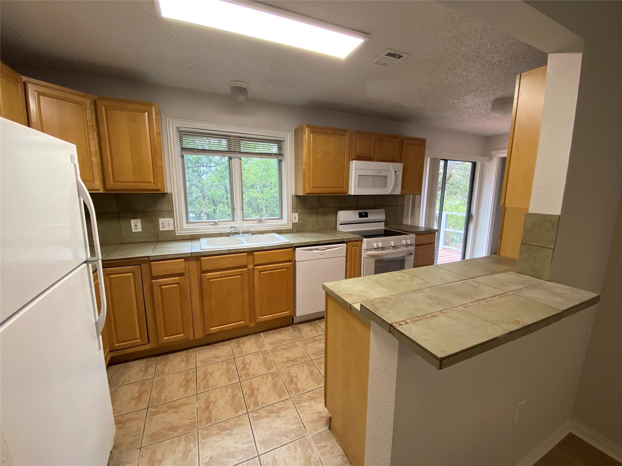 1516 Lisa Dr #b Property Photo 5