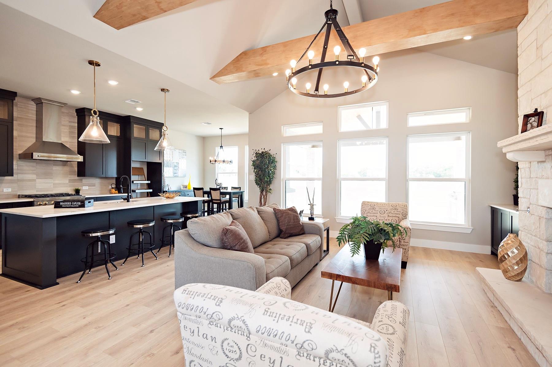 212 Saddle Springs Dr Property Photo 4