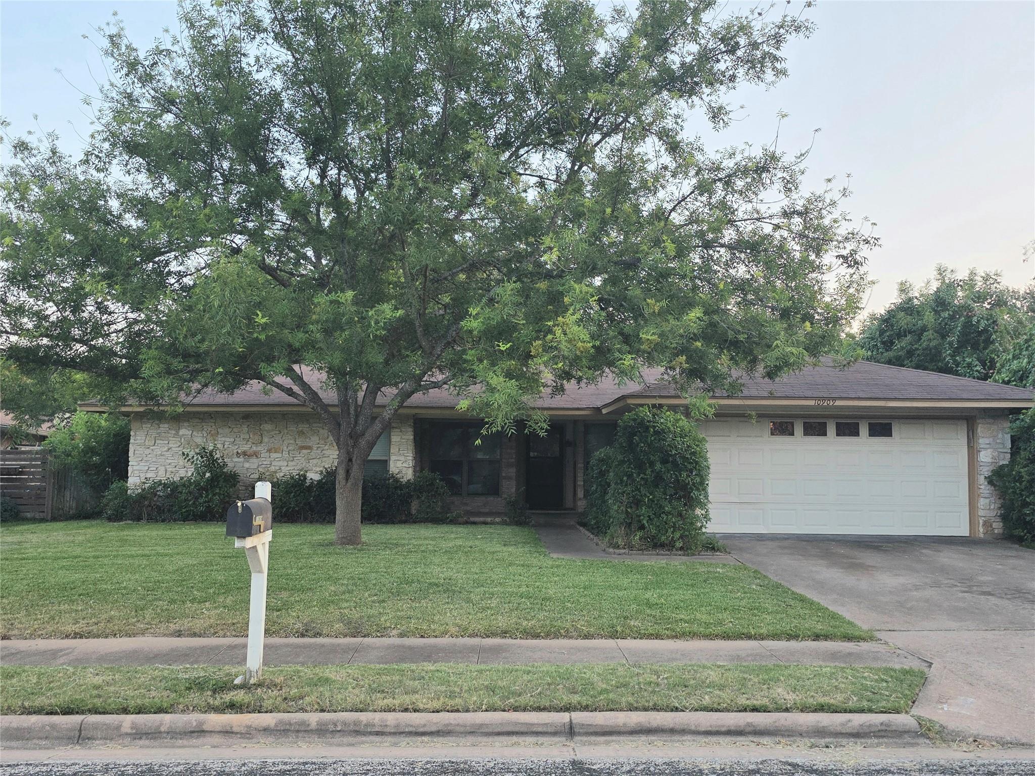 10909 Hillside Oak Ln Property Photo 1