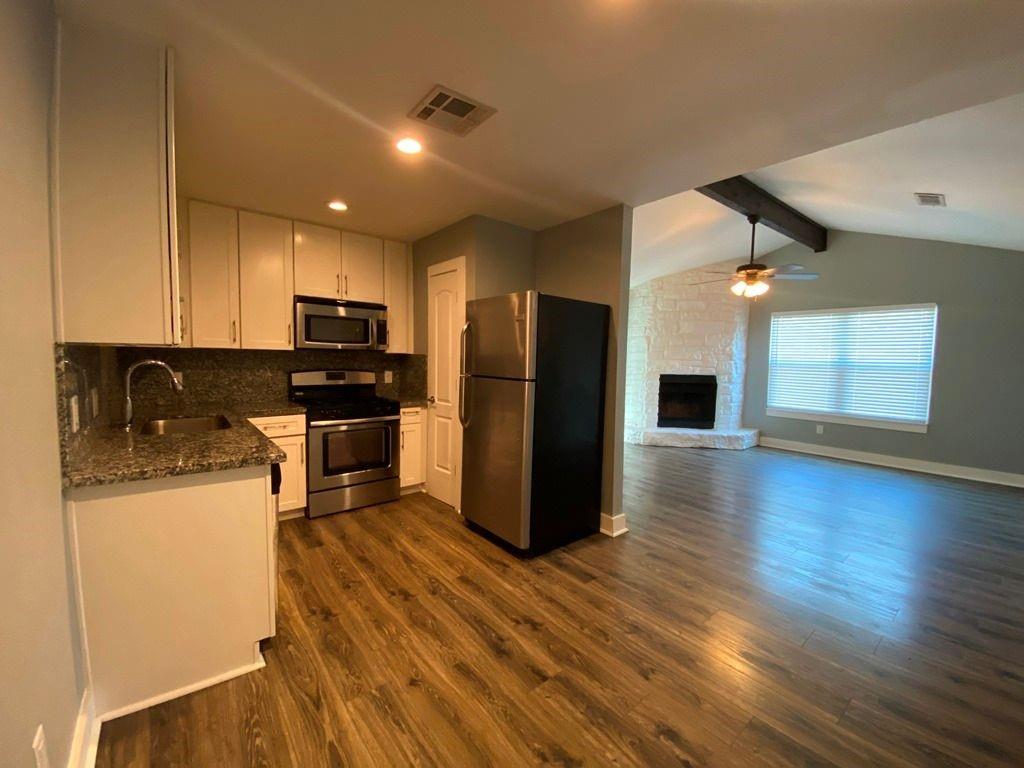 3411 Lynridge Dr #b Property Photo 4
