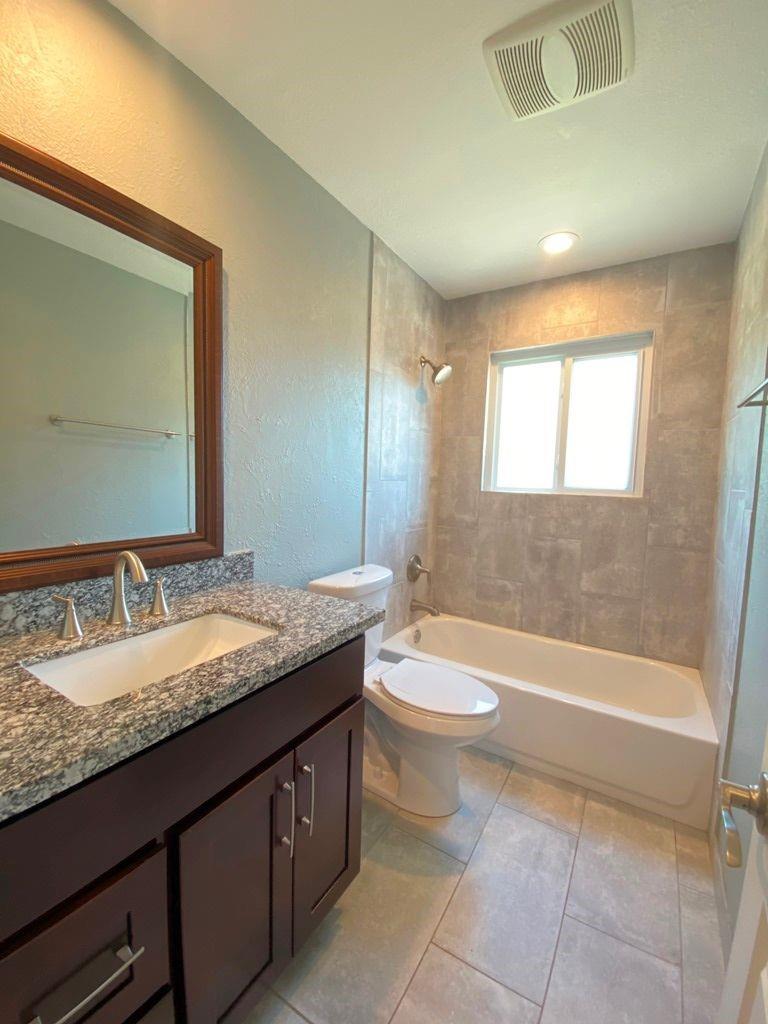 3411 Lynridge Dr #b Property Photo 12