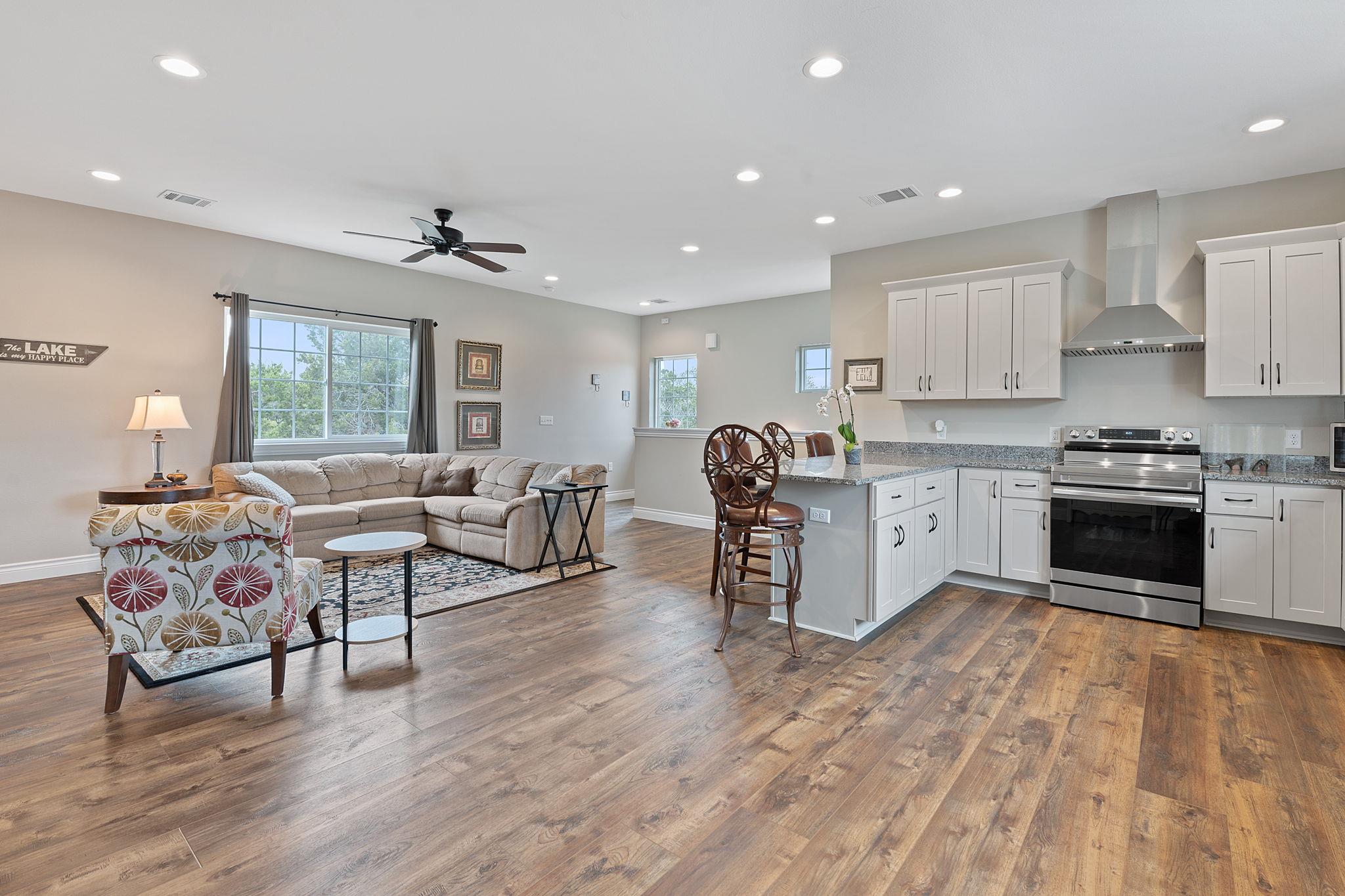 8023 Lakeview St Property Photo