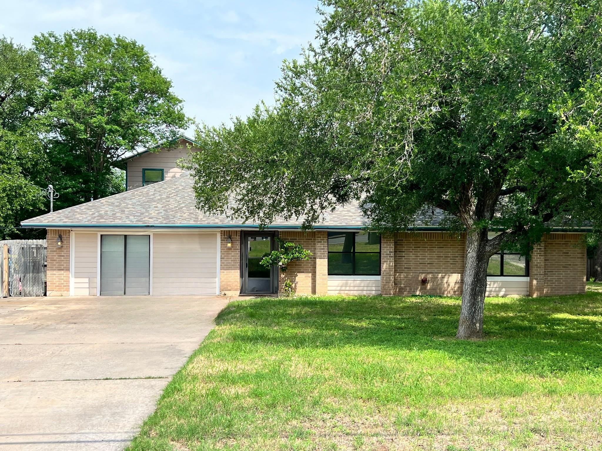 209 Oak Crest Ln Property Photo