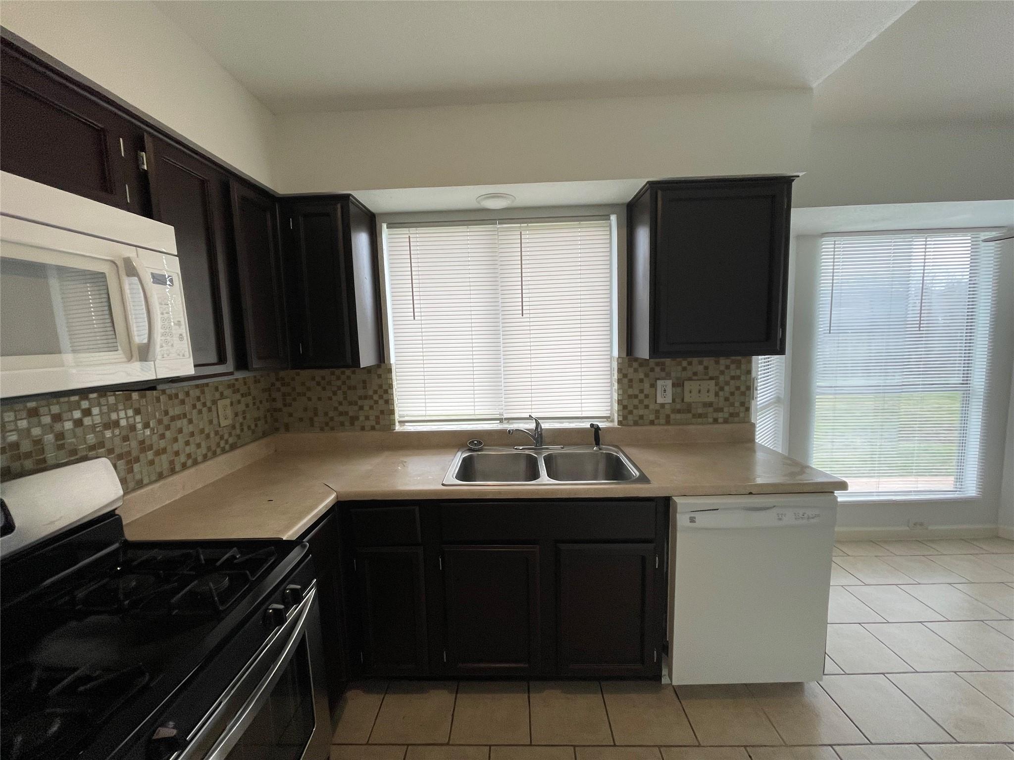 907 Canterfield Ln Property Photo 10