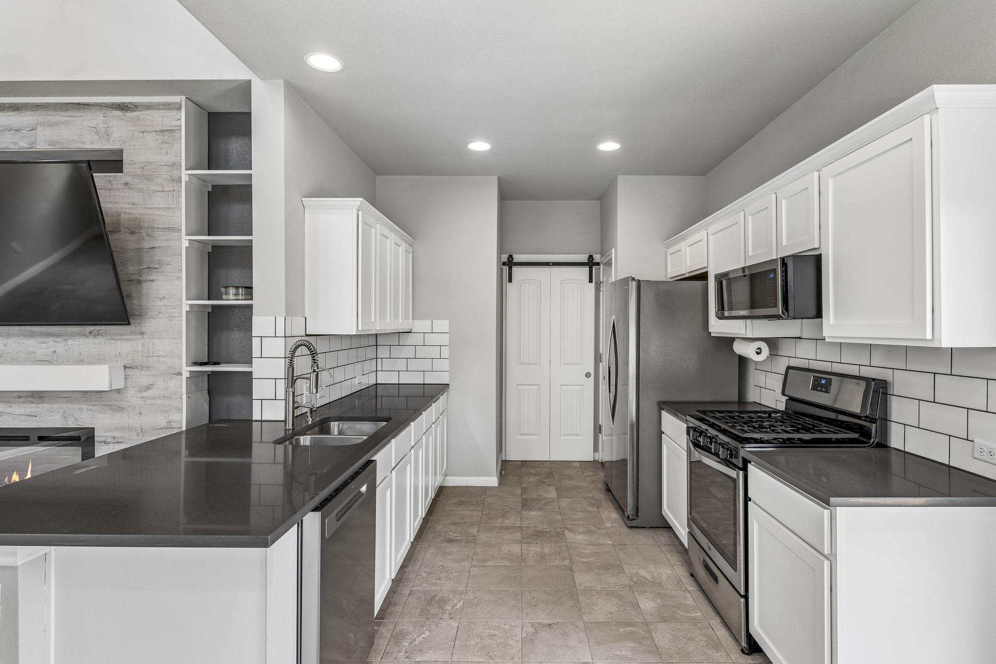 689 Nautical Loop Property Photo 3
