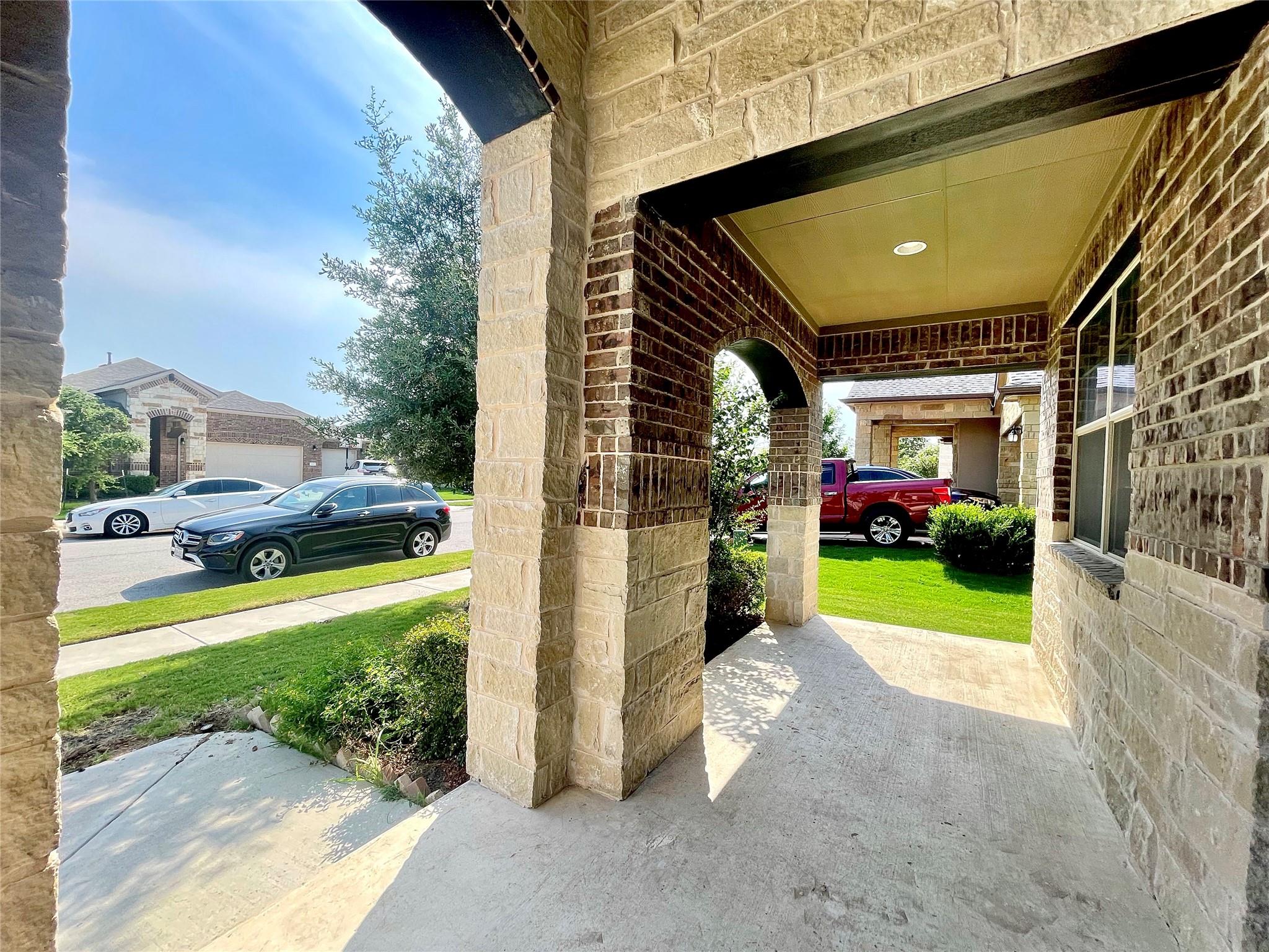 16412 Vescovo Ln Property Photo 4