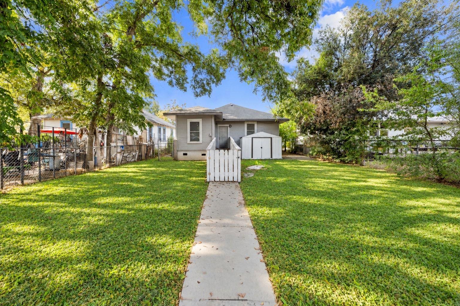 2032 E Cesar Chavez St Property Photo 26