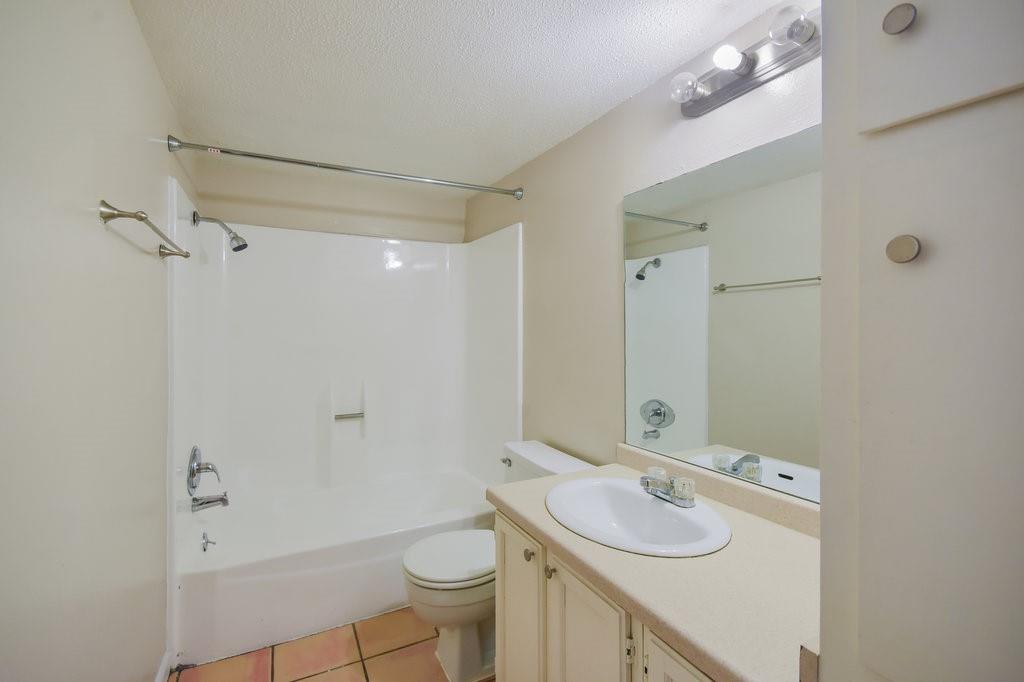 1000 W 26th St 102 Property Photo 17
