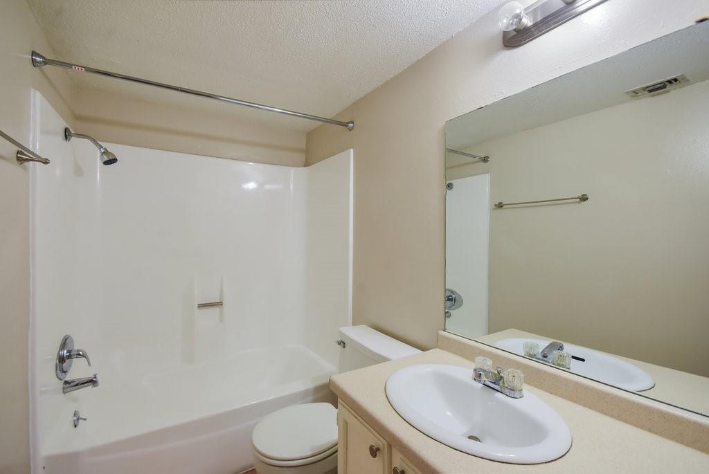 1000 W 26th St 102 Property Photo 18