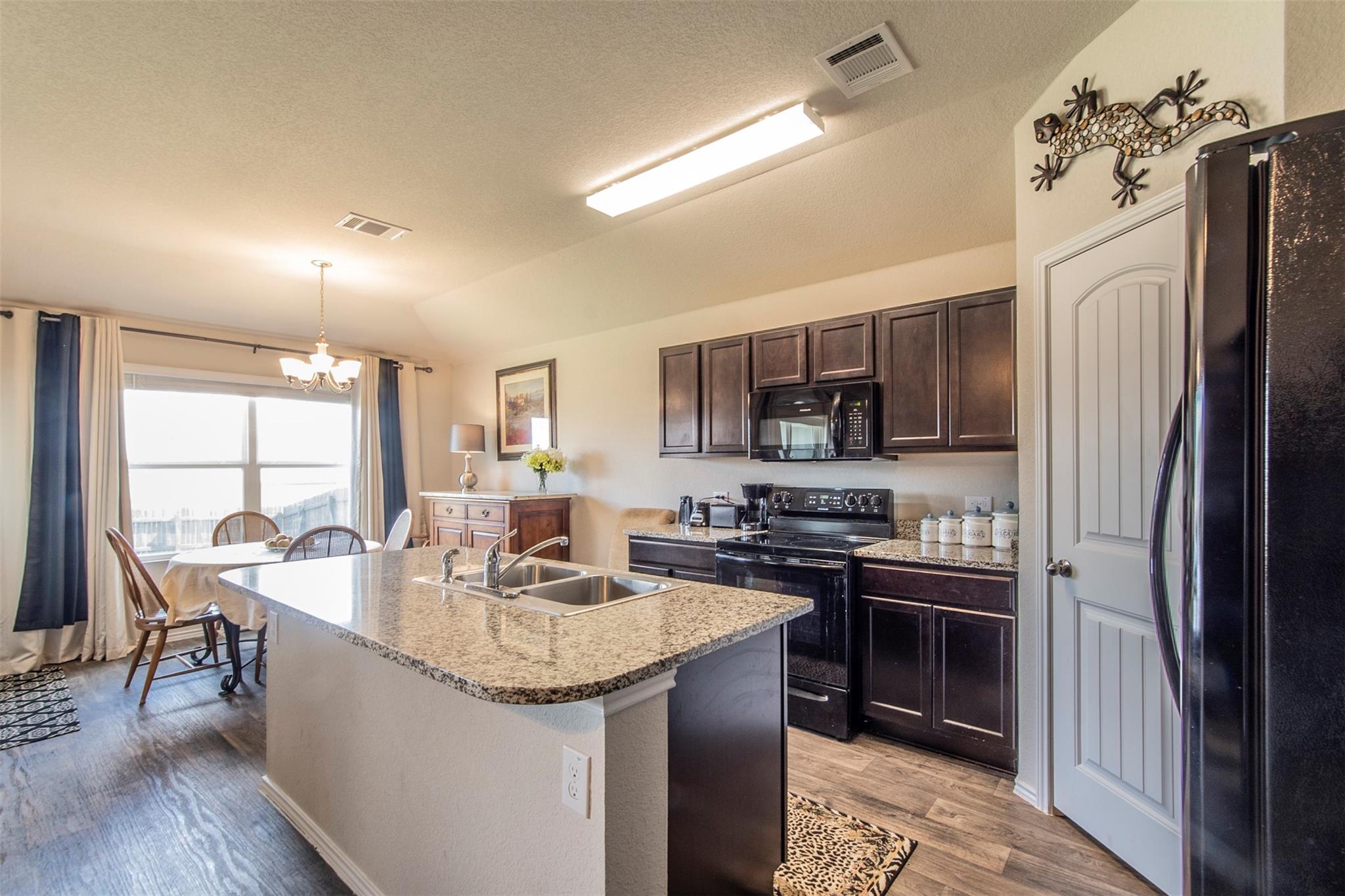 5913 Brampton Ln Property Photo 3