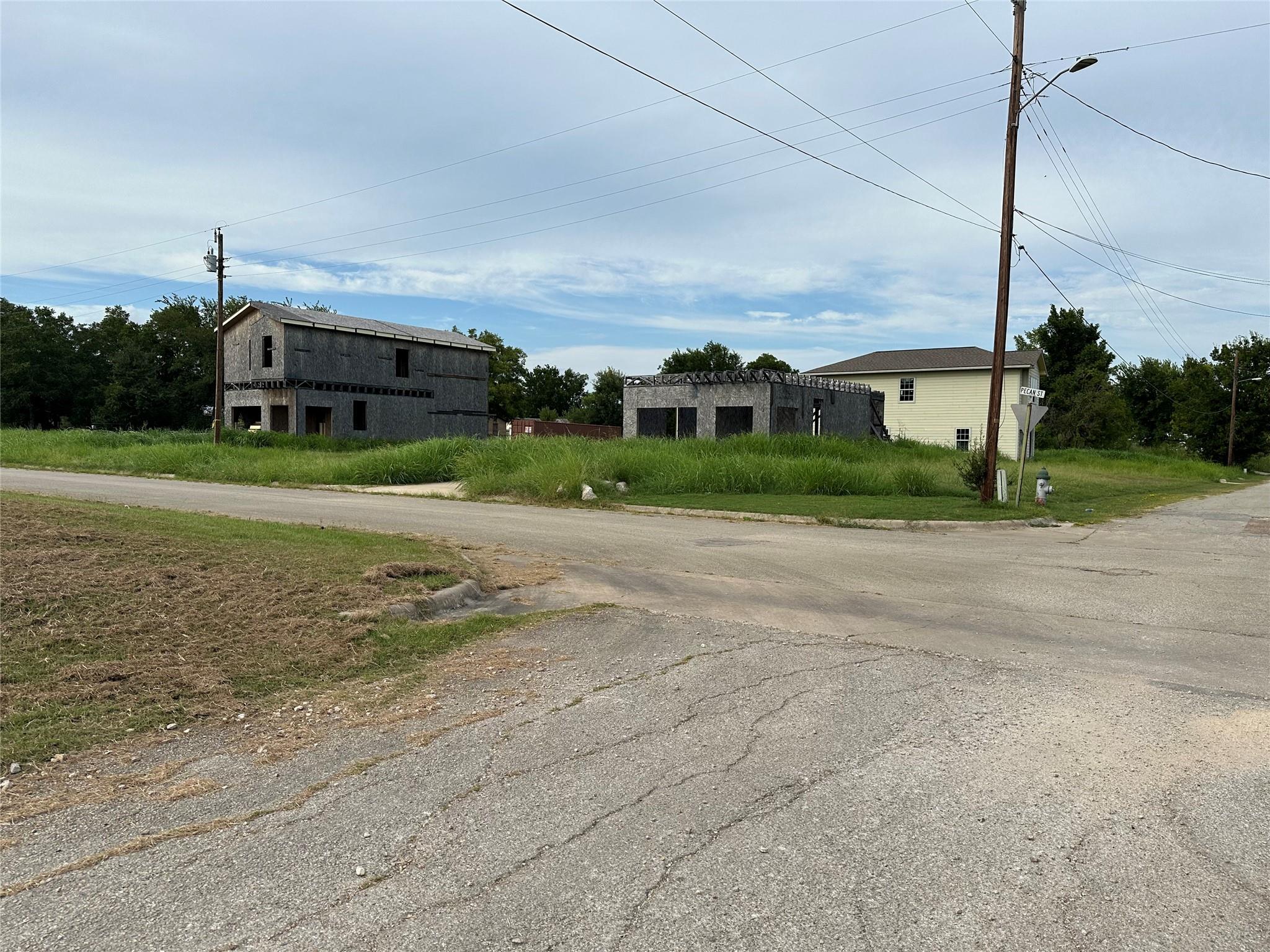 213 4th St Property Photo 2