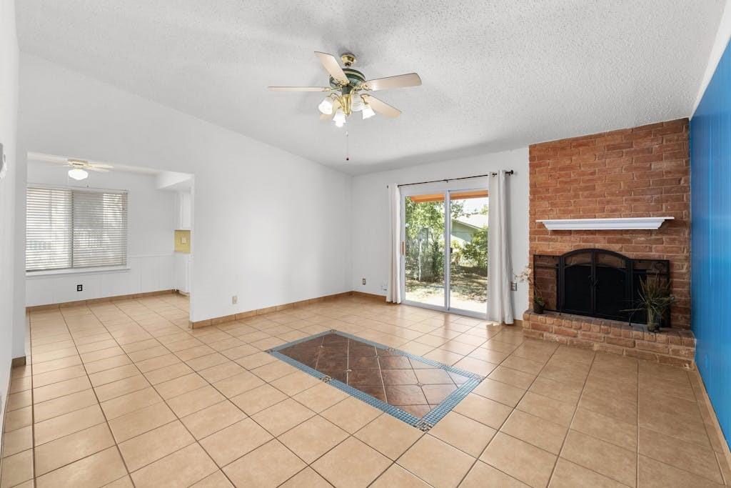 914 Speer Ln Property Photo 5