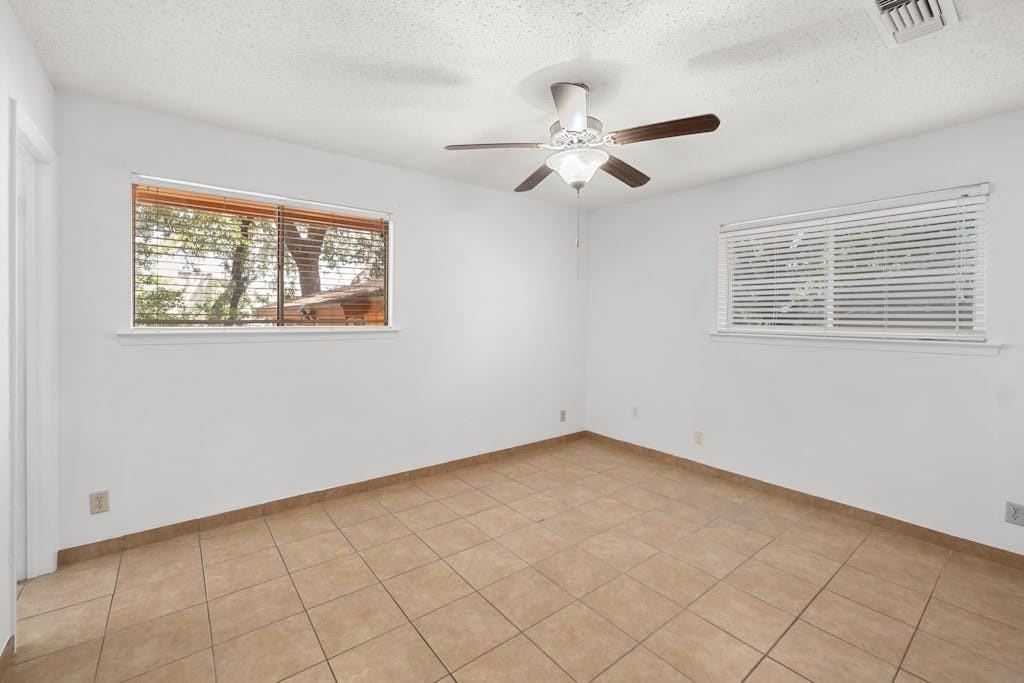 914 Speer Ln Property Photo 12