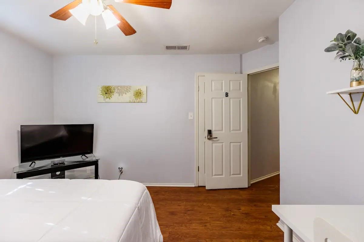 2505 Parker Ln B Property Photo 13