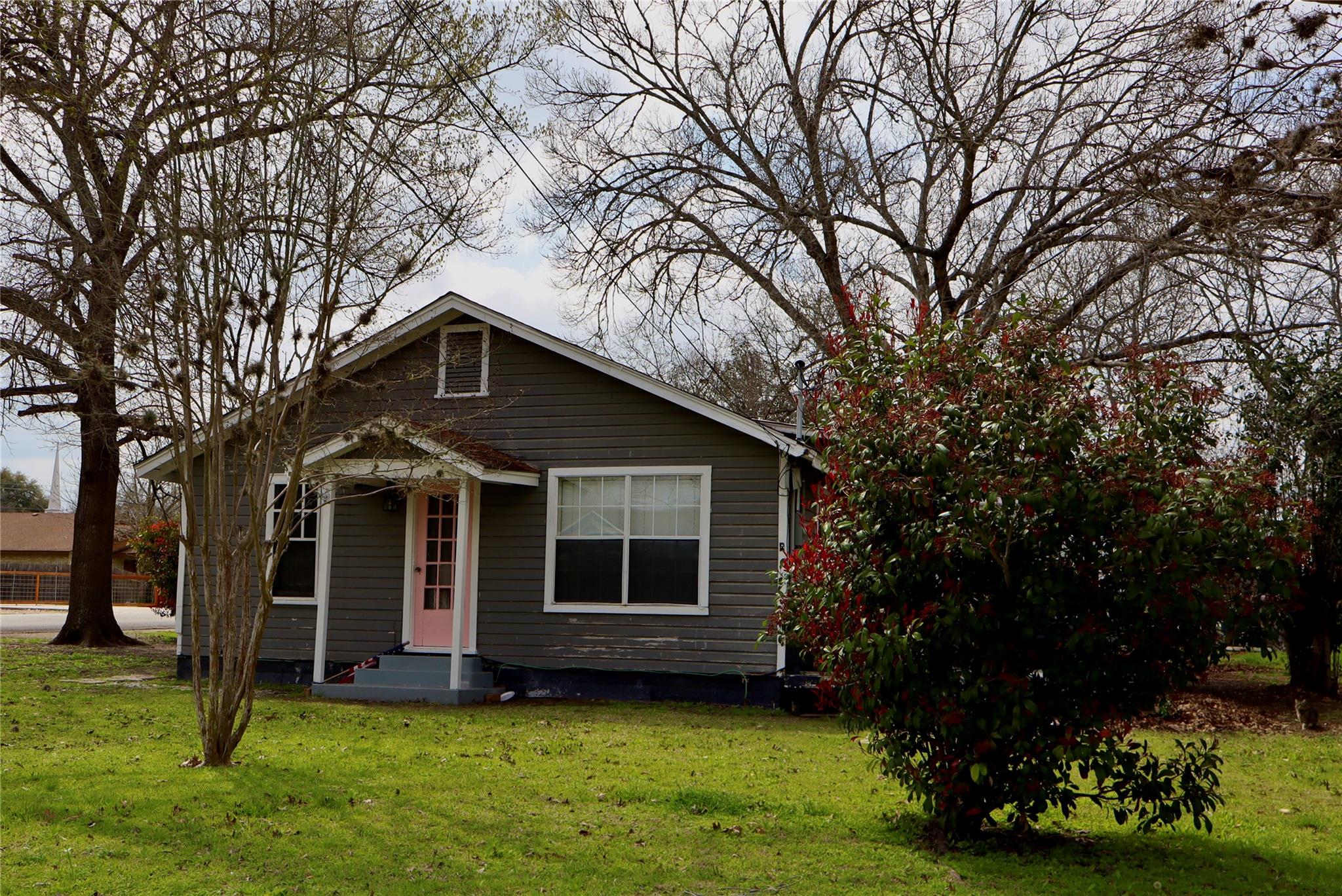 637 Trinity St Property Photo 4