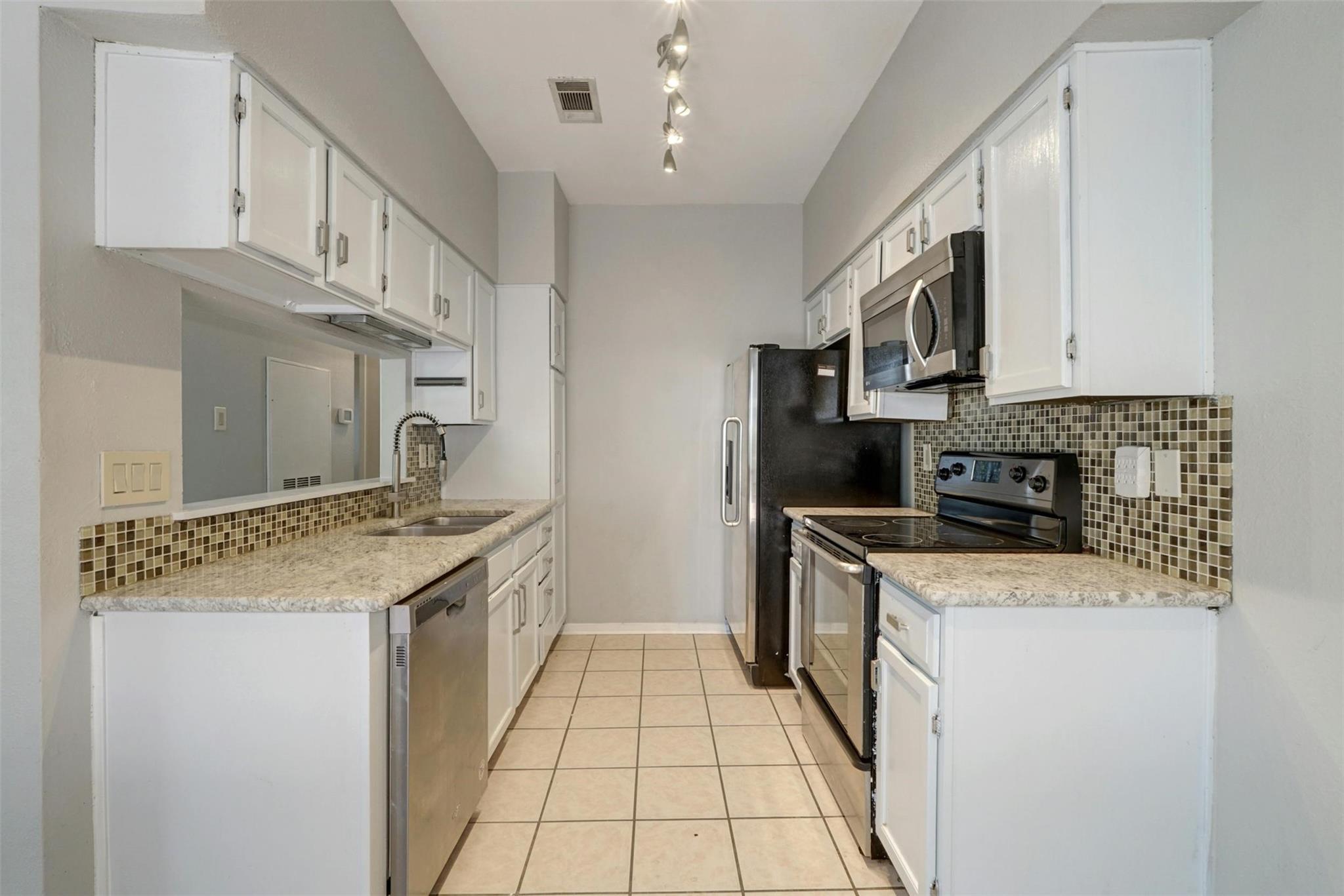 908 Poplar St 103 Property Photo 4