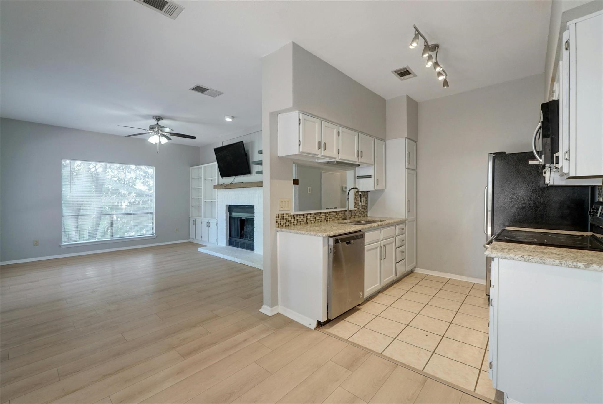 908 Poplar St 103 Property Photo 6