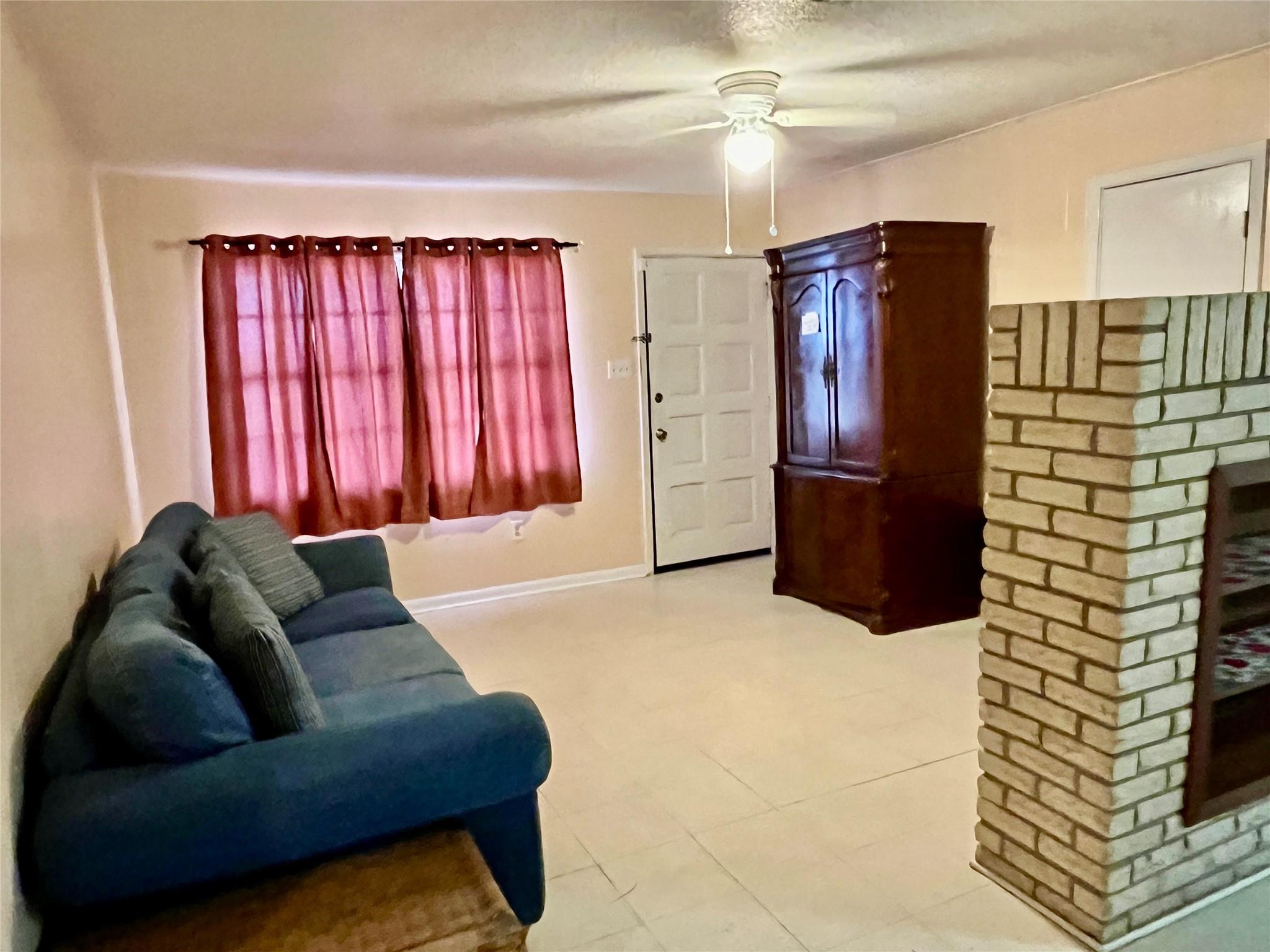 1133 W Bell St Property Photo 4