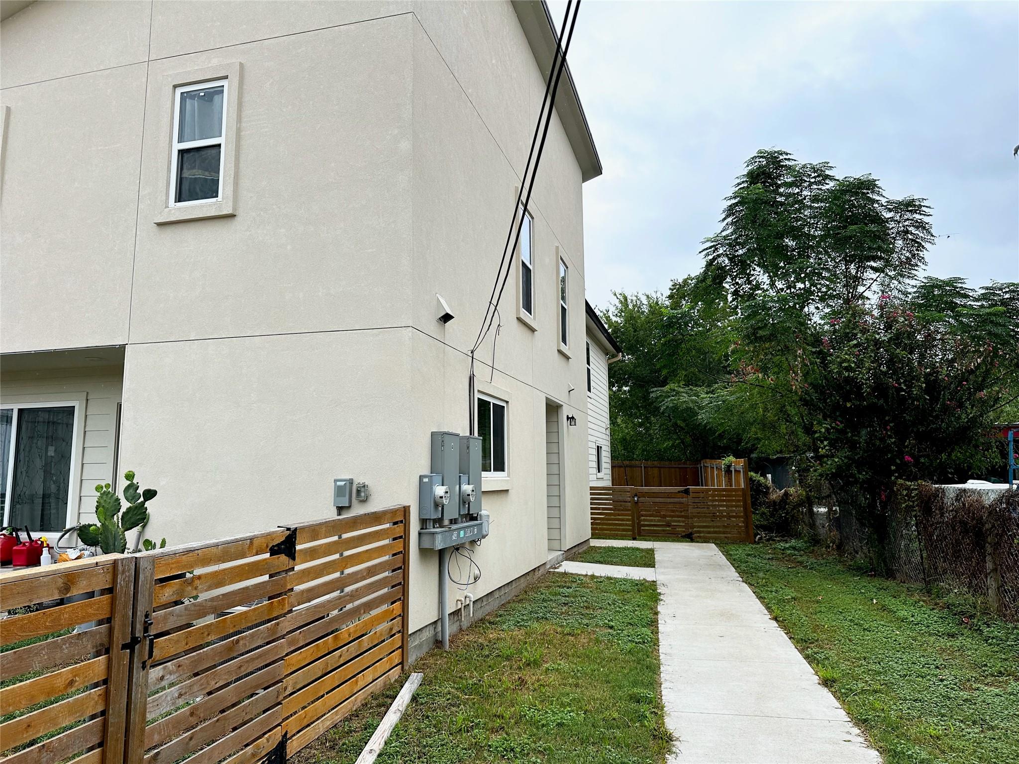 213 Brown St B Property Photo 4