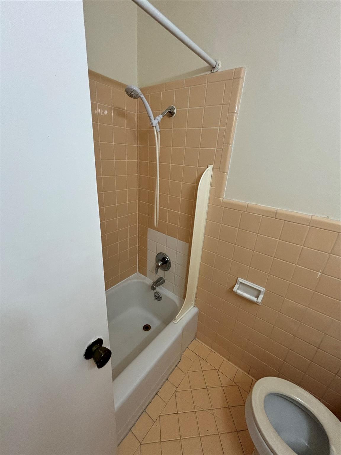 1212 W 13th St C Property Photo 9
