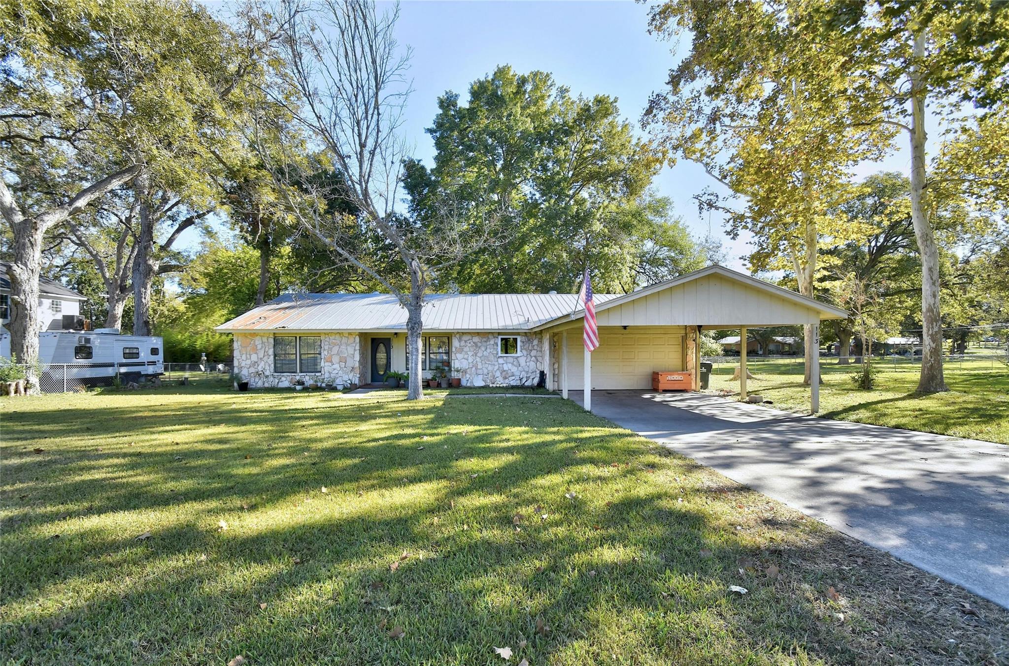 113 Nueces Ln Property Photo 2