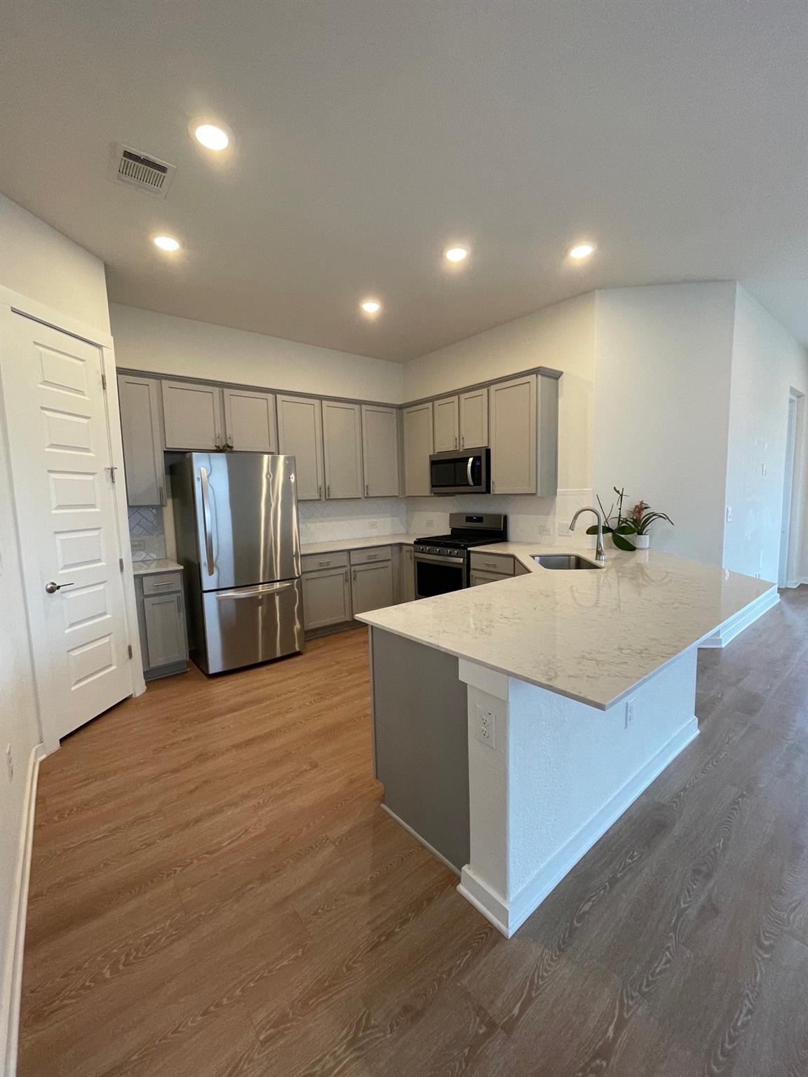 2421 Rosette Ln Property Photo 6