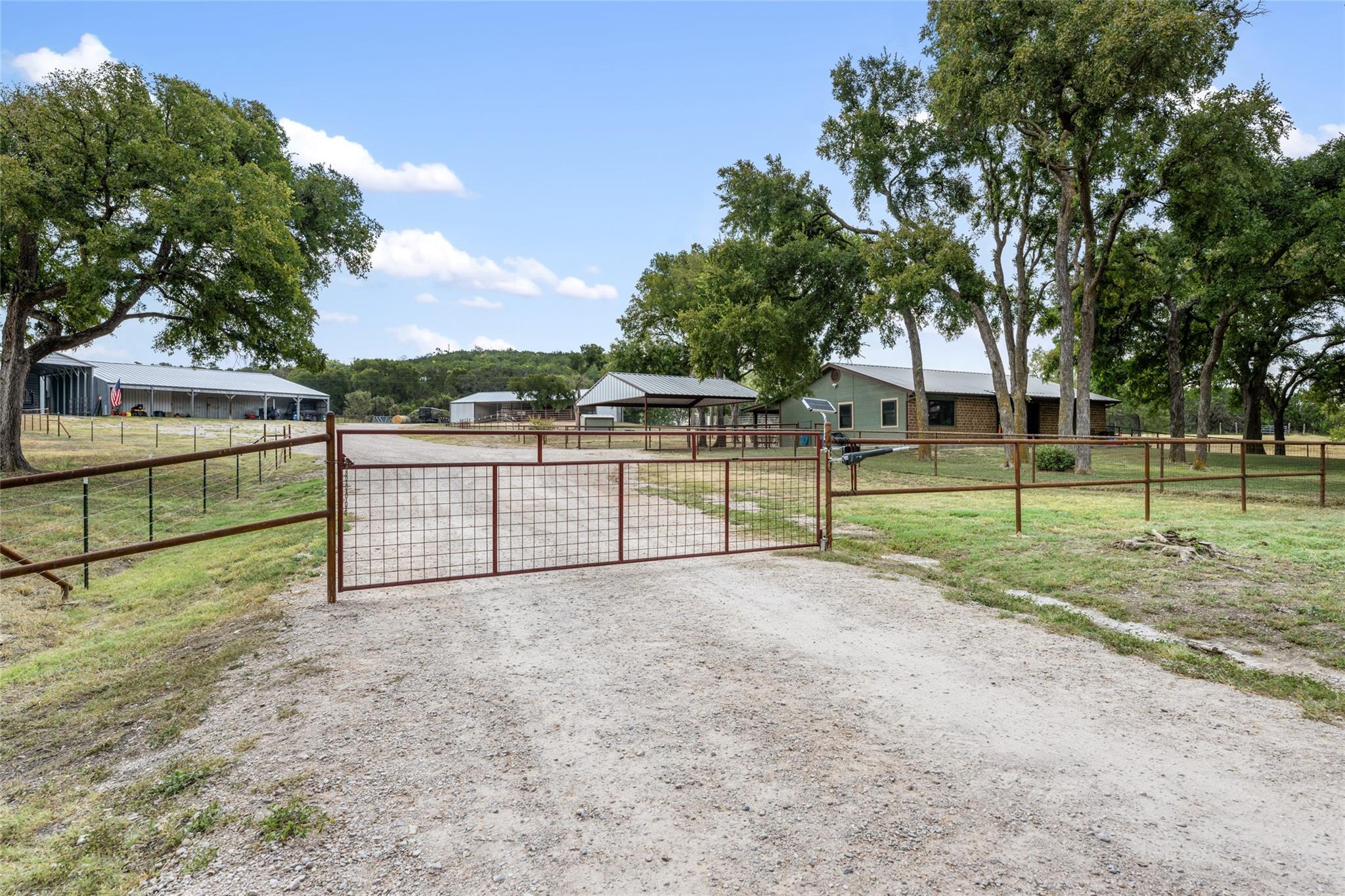 121 Dog Run Property Photo 2