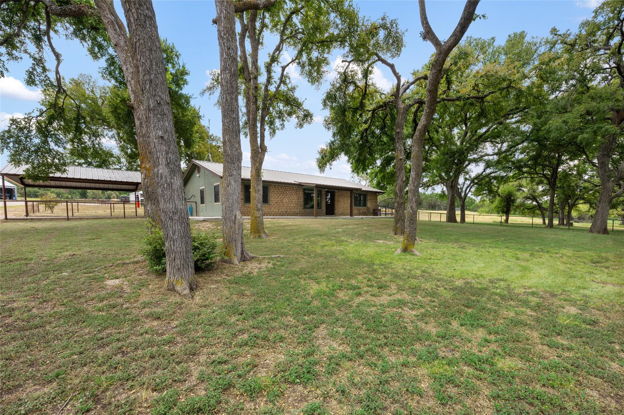121 Dog Run Property Photo 3