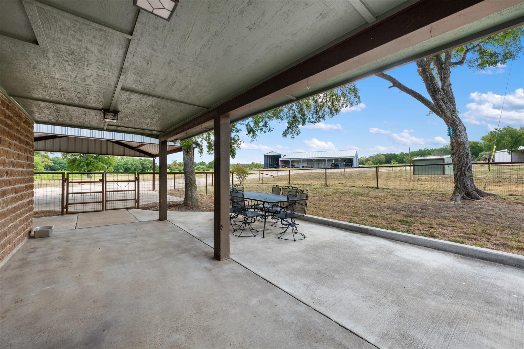 121 Dog Run Property Photo 6