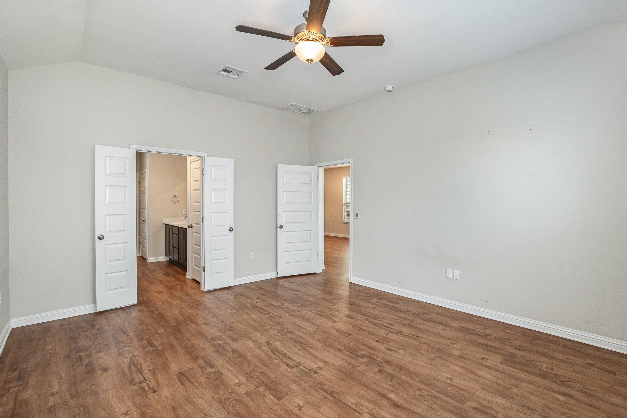 8102 Cottage Rose Dr Property Photo 7