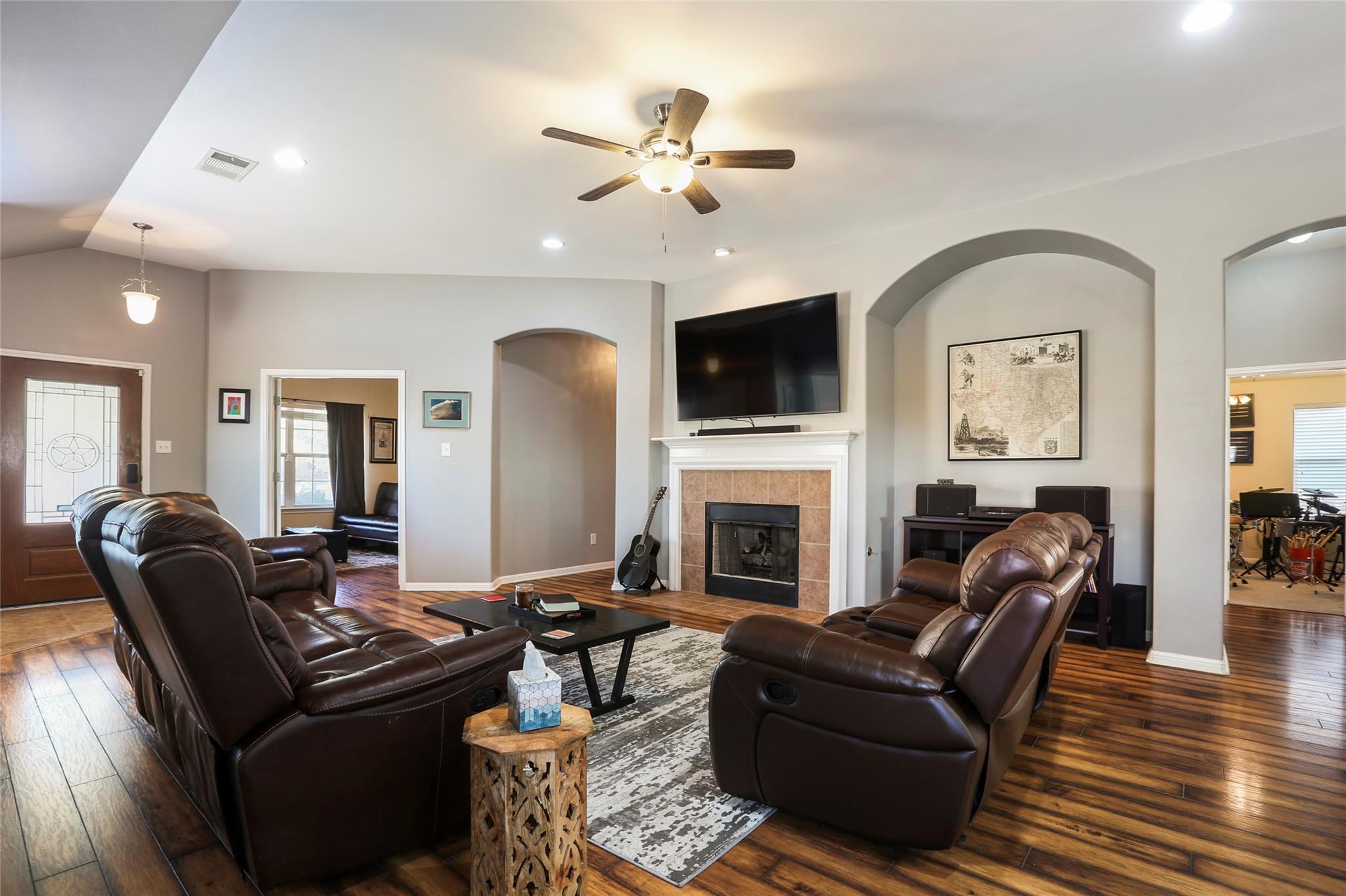 18601 Sandy Bottom Dr Property Photo 4