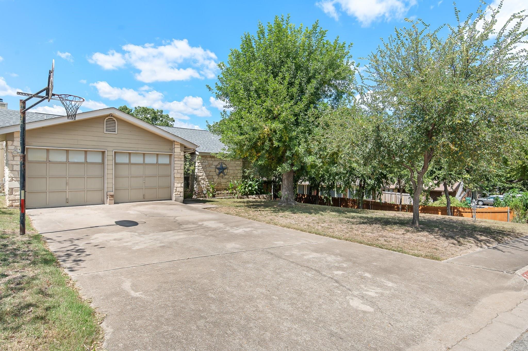 411 Oat Meadow Dr Property Photo 3