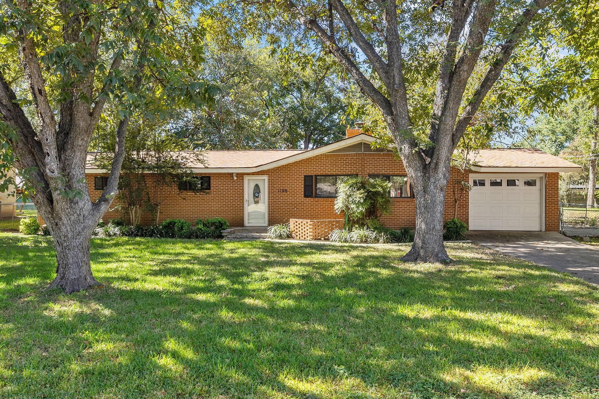 1106 Live Oak Dr Property Photo 1