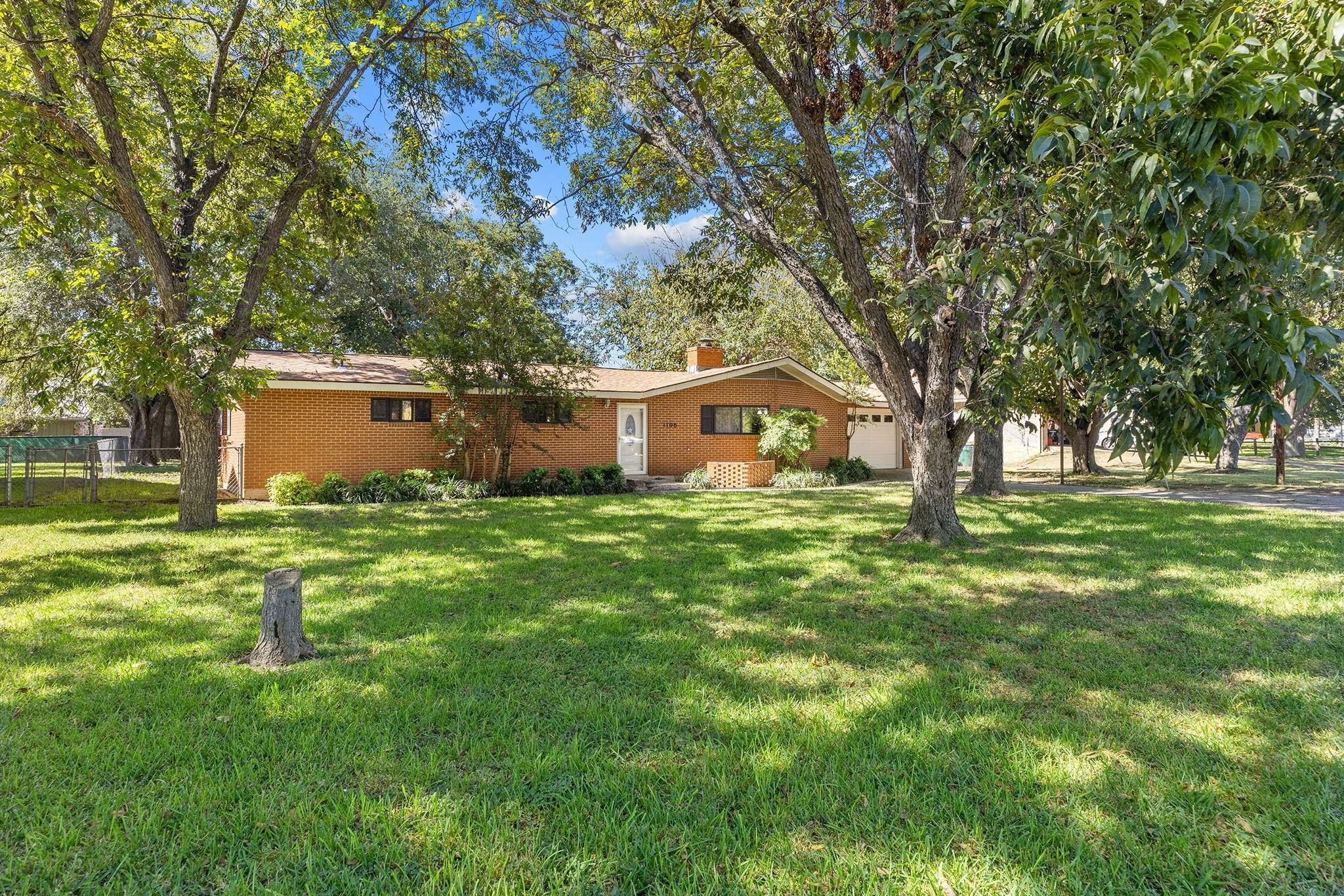 1106 Live Oak Dr Property Photo 2