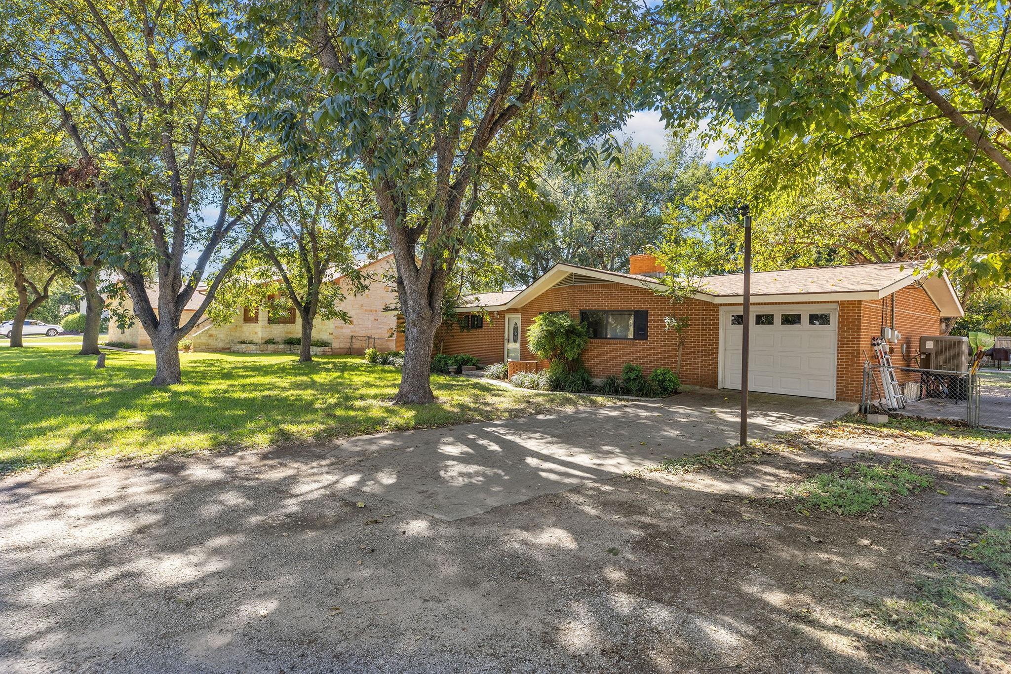 1106 Live Oak Dr Property Photo 3