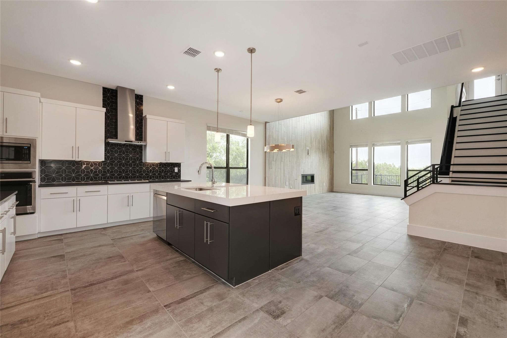 16308 Sydney Carol Ln Property Photo 3
