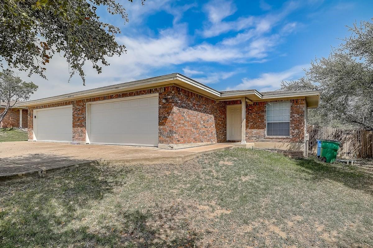 21633 Boggy Ford Rd Property Photo 3