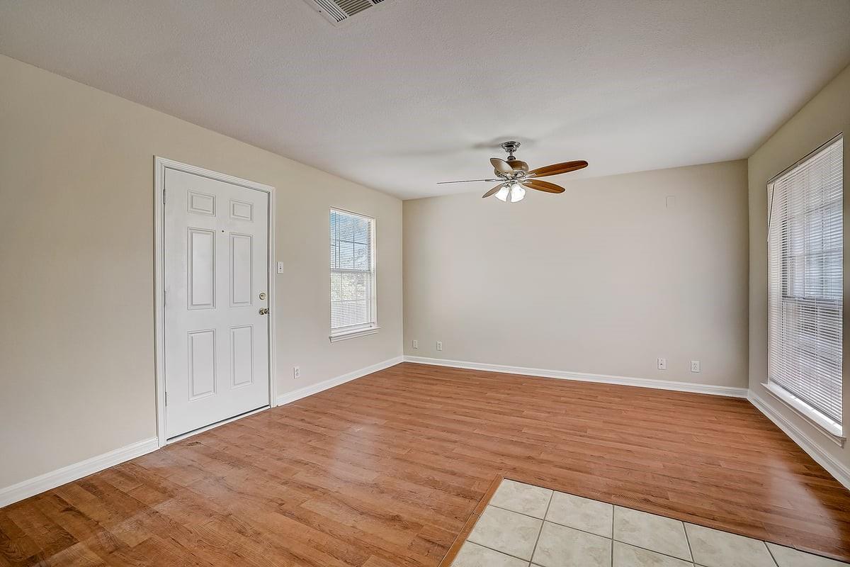 21633 Boggy Ford Rd Property Photo 9