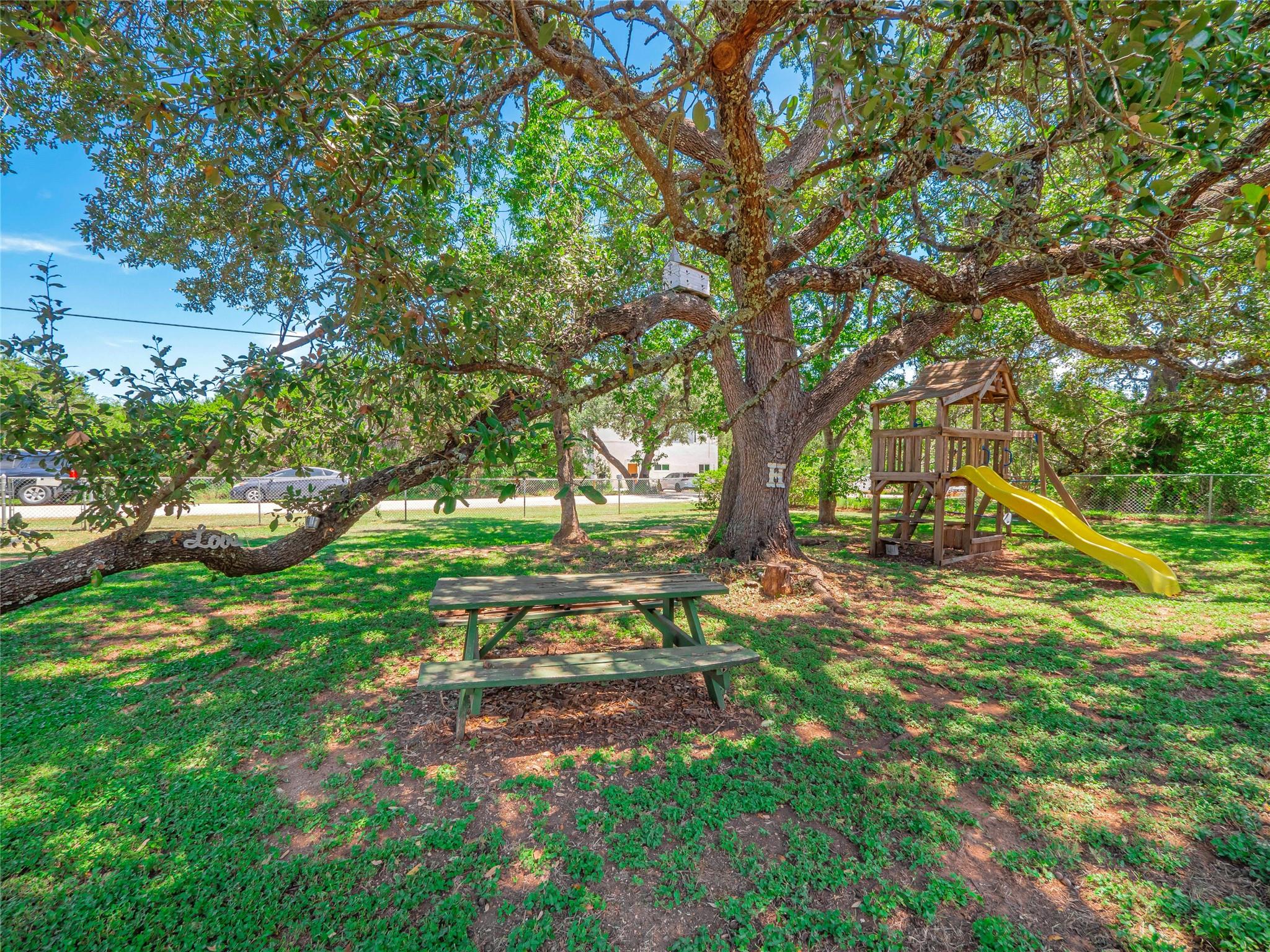 10904 Travis Dr Property Photo 2