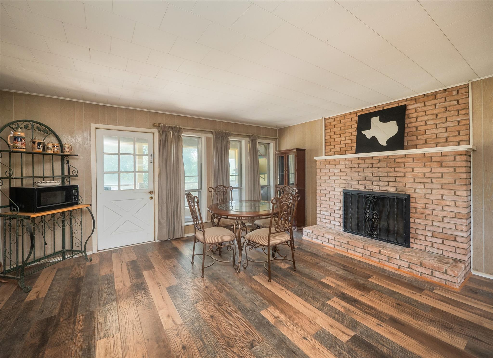 10904 Travis Dr Property Photo 8