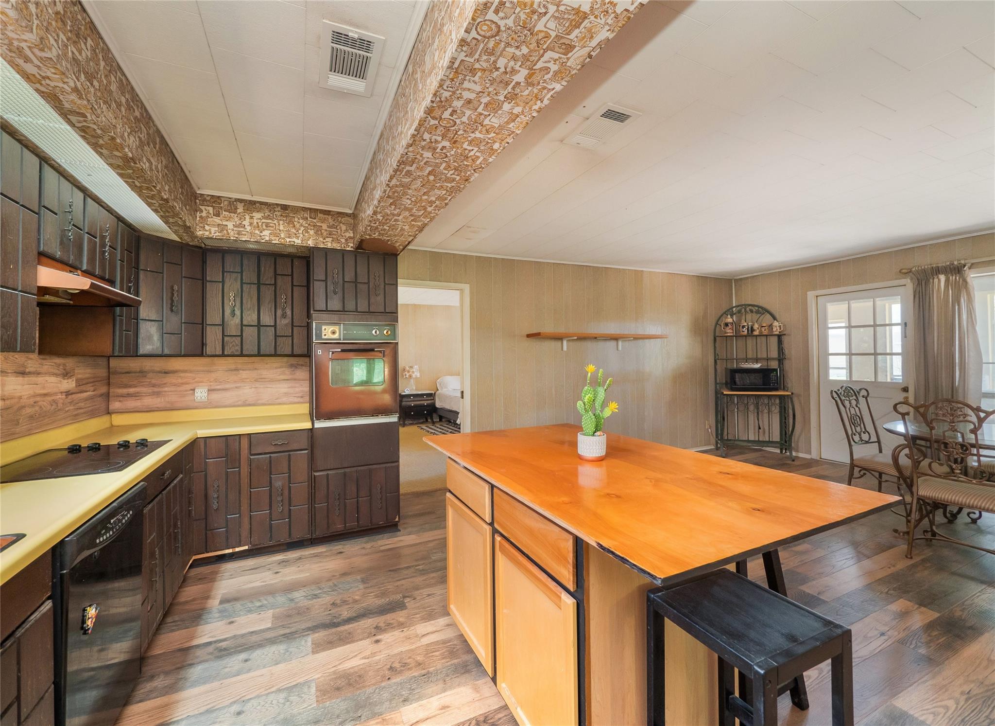 10904 Travis Dr Property Photo 12