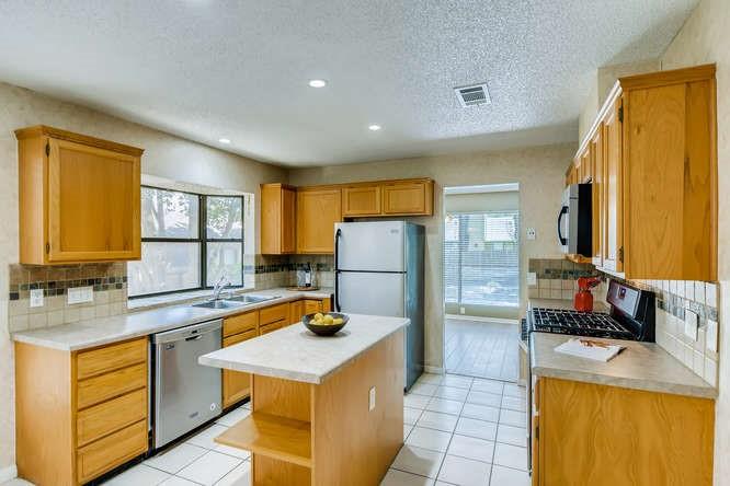 2201 Warfield Way Property Photo 6
