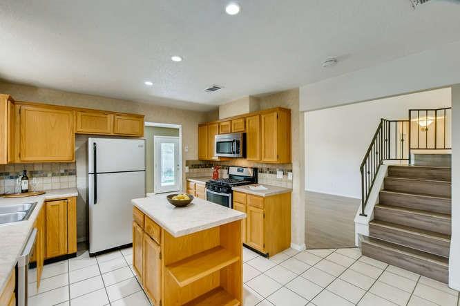 2201 Warfield Way Property Photo 7