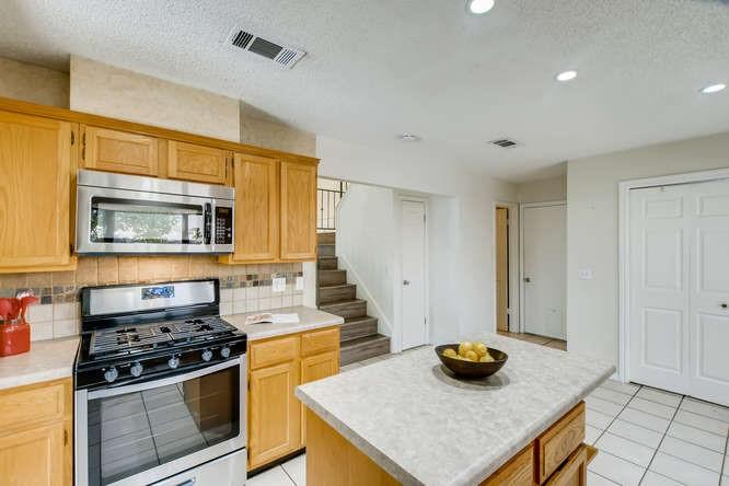 2201 Warfield Way Property Photo 8
