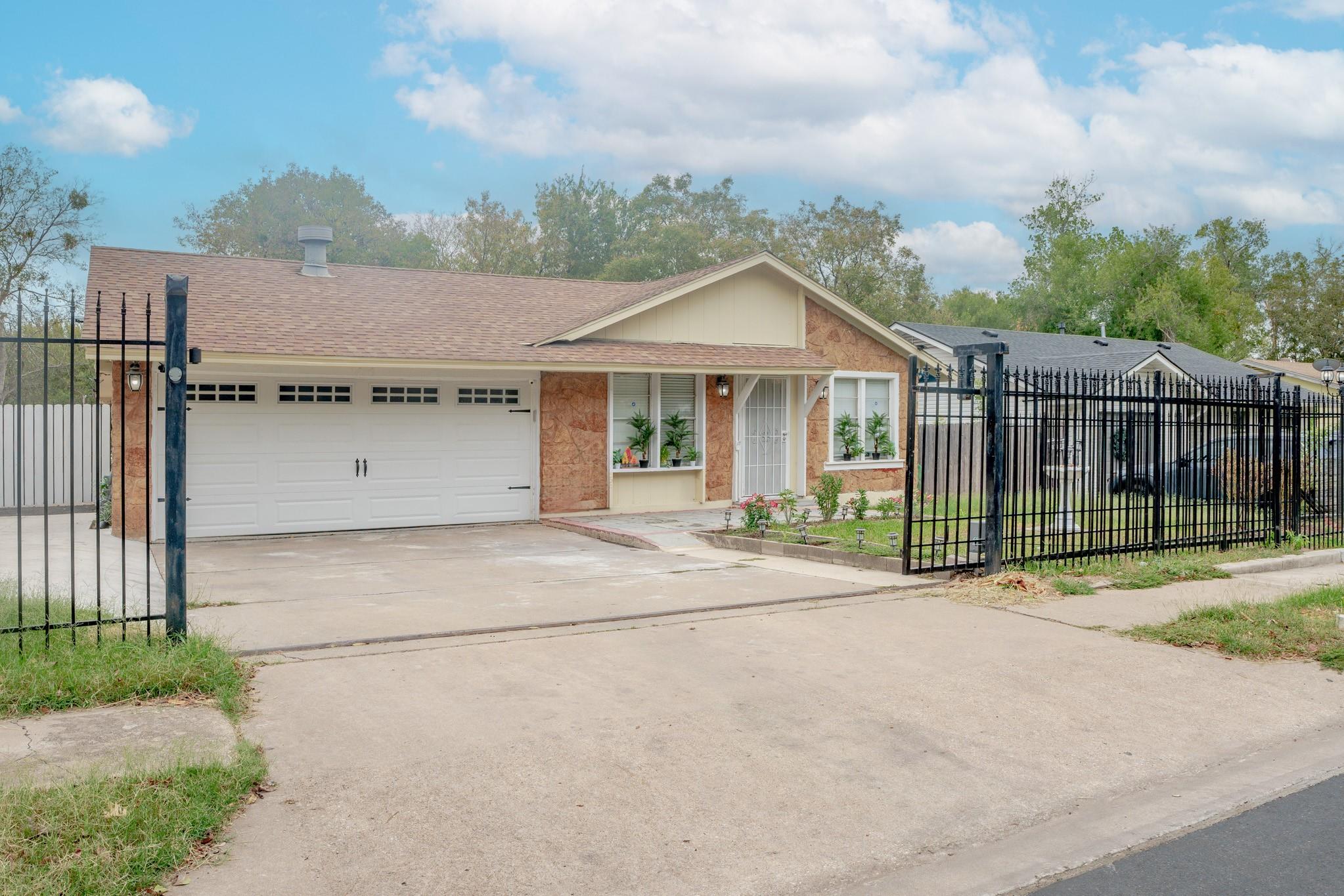 9801 Oriole Dr Property Photo 1