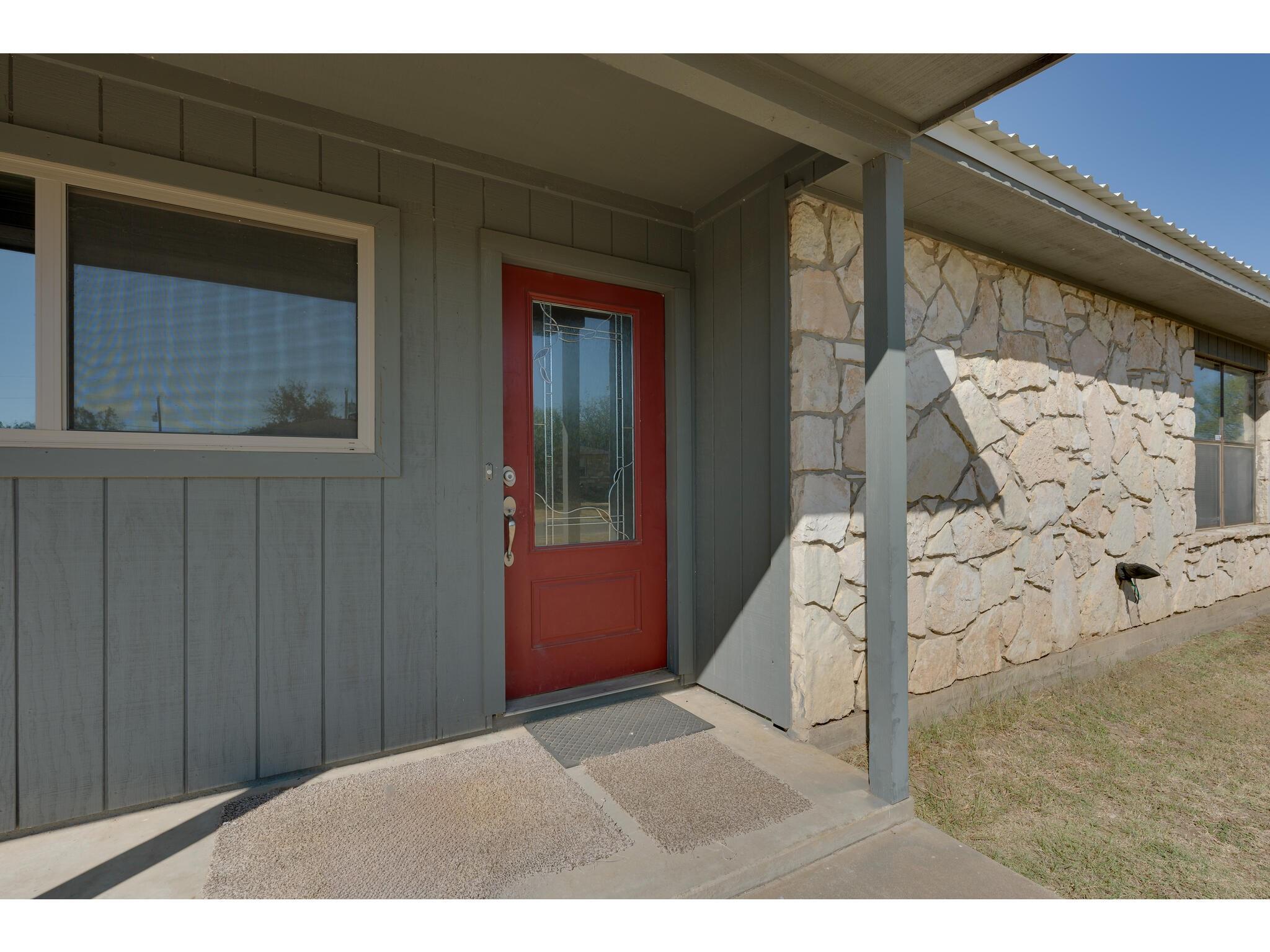 838 Pine Ln Property Photo 2