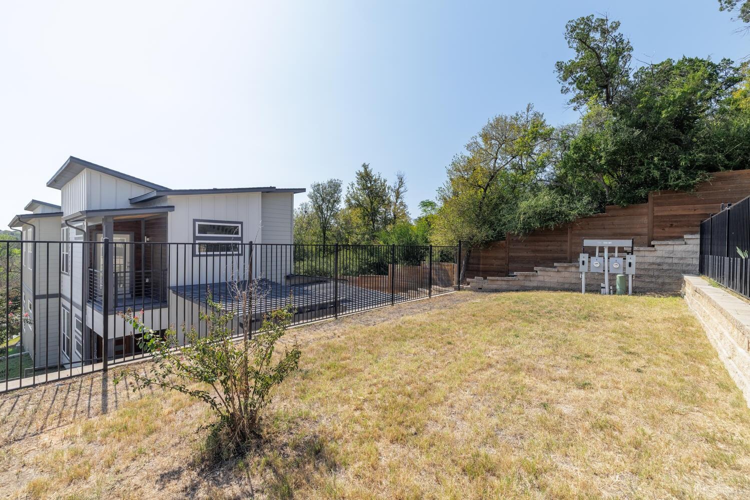 1126 Lott Ave B Property Photo 3