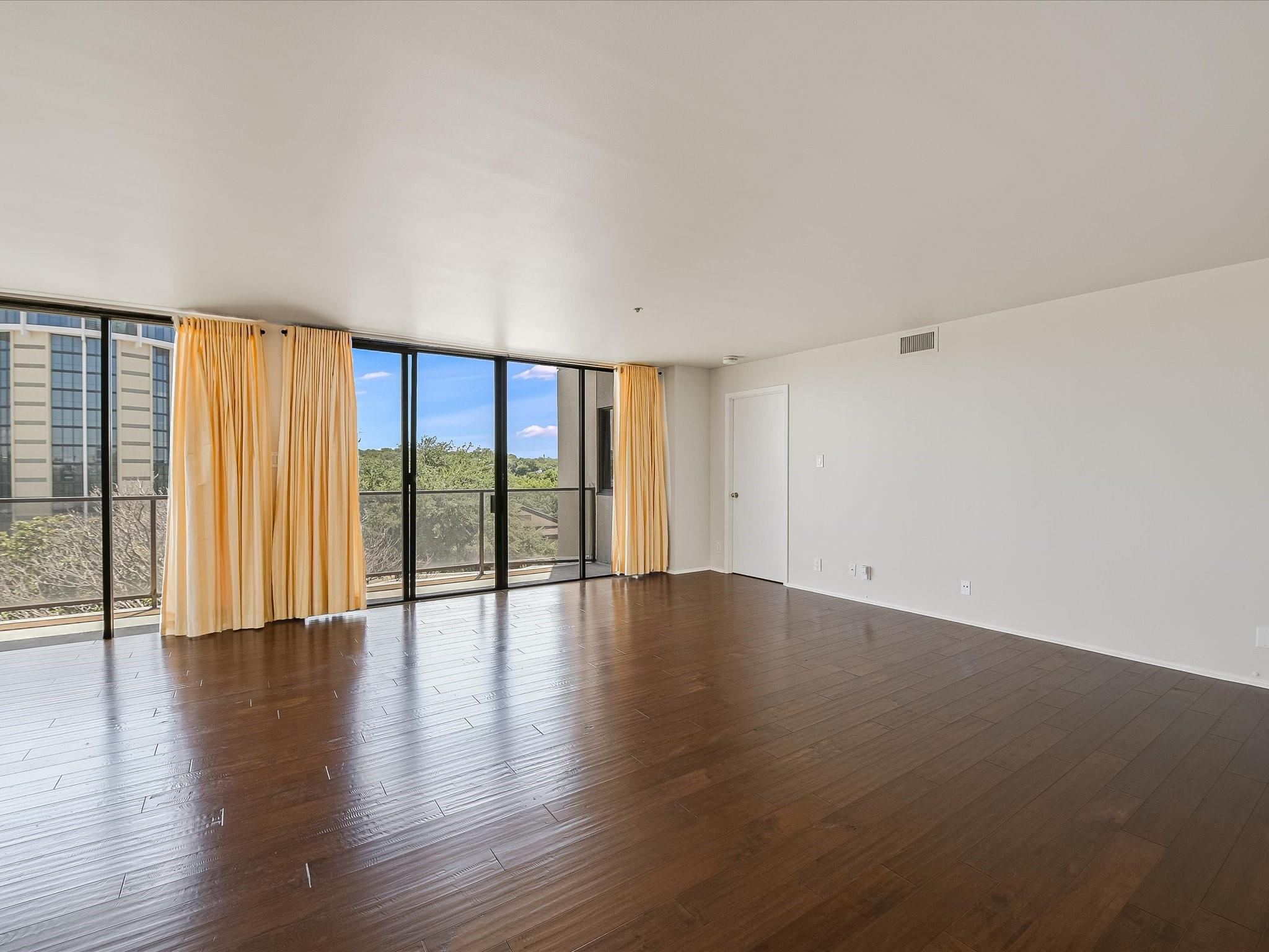 40 N Interstate 35 Freeway 5d4 Property Photo 3