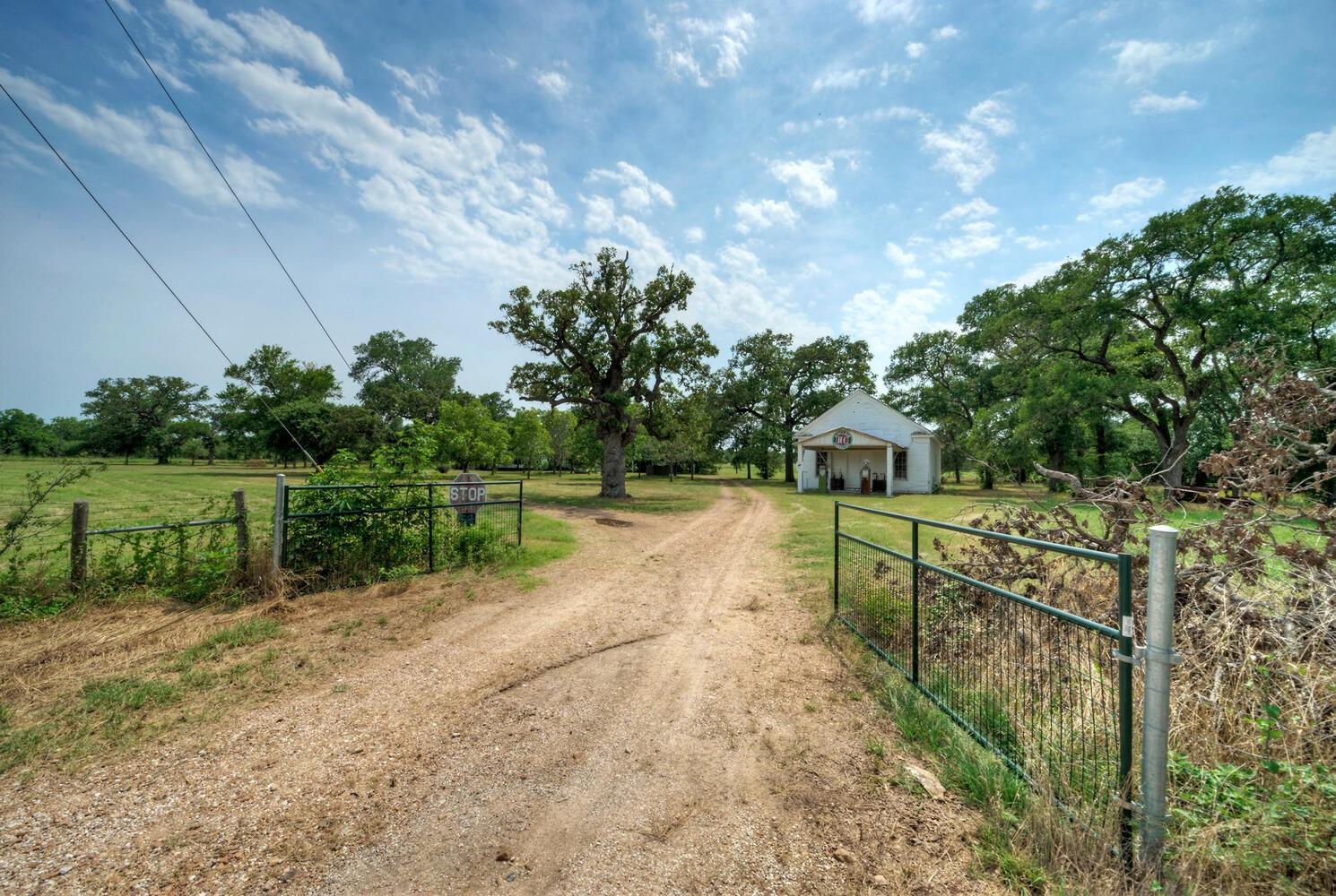1368 Fm 969 Highway Property Photo 4
