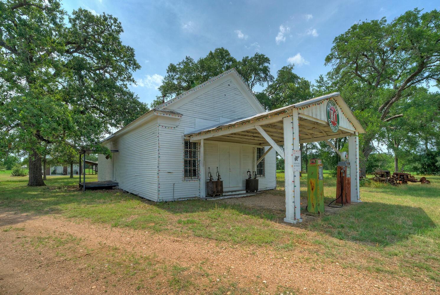 1368 Fm 969 Highway Property Photo 6